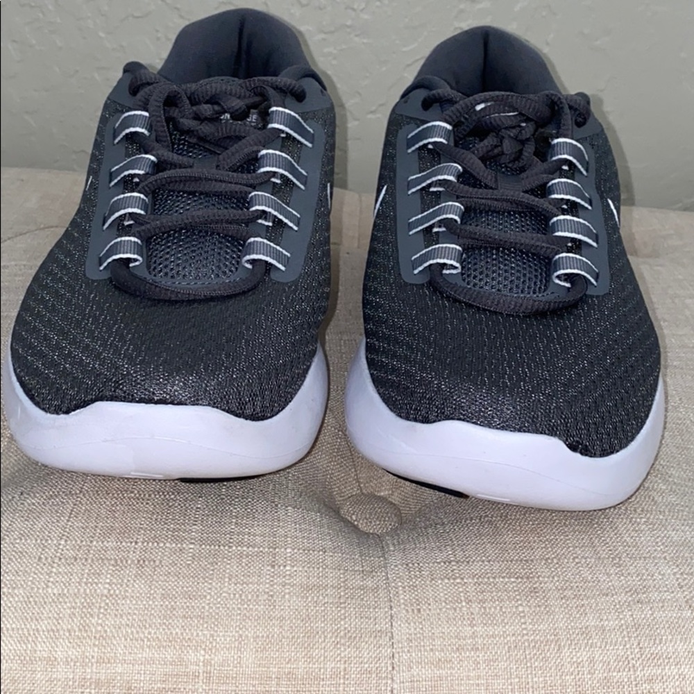 Women’s Nike’s - Picture 3 of 6
